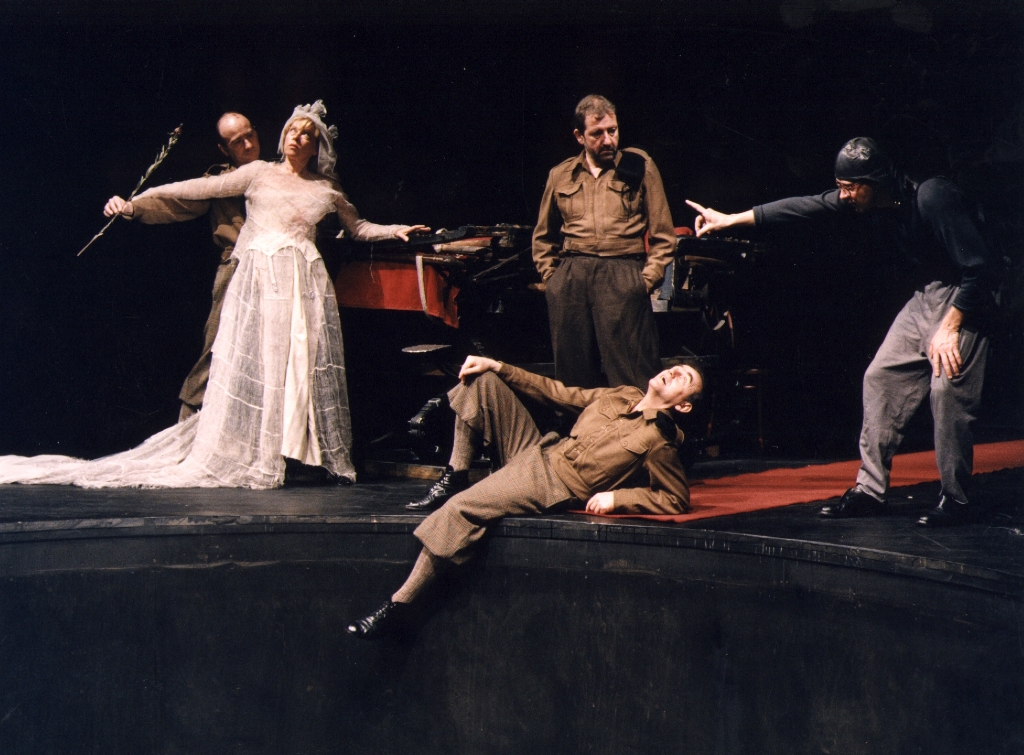 Emil Wesołowski (Sobowtór Henryka), Joanna Żółkowska (Mania), Mariusz Benoit (Władzio), Jan Peszek (Henryk), Wojciech Malajkat (Pijak). Fot. Wojciech Plewiński