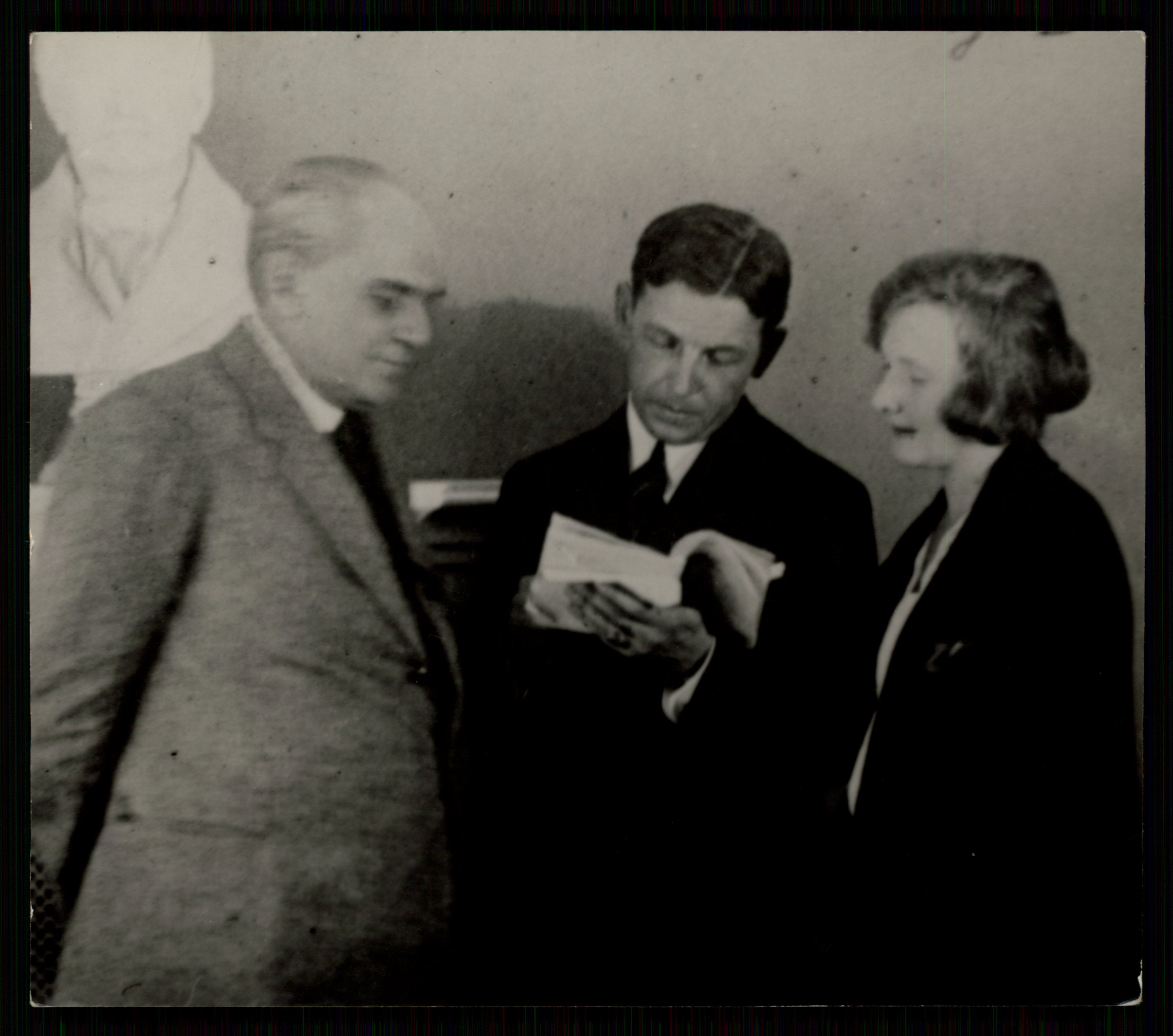 Stefan Żeromski, Juliusz Osterwa, Maria Malanowicz podczas przeglądania sztuki „Uciekła mi przepióreczka”, 1924. Biblioteka Narodowa