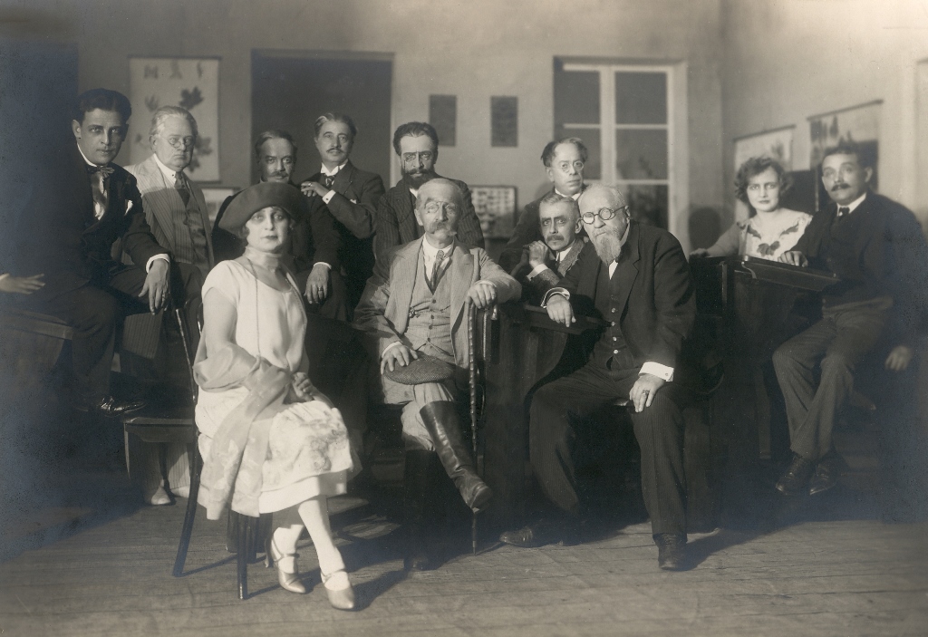 Zespół po prapremierze komedii „Uciekła mi przepióreczka” Stefana Żeromskiego w reżyserii Juliusza Osterwy, 1925. Muzeum Teatralne
