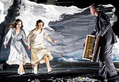 Anna Grycewicz (Marta), Hanna Wojtóściszyn (Małgorzata), Cezary Kosiński (Faust) w FAUŚCIE Goethego w reżyserii Wojciecha Farugi. Fot. Marta Ankiersztejn Anna Grycewicz (Marta), Hanna Wojtóściszyn (Małgorzata), Cezary Kosiński (Faust) w FAUŚCIE Goethego w reżyserii Wojciecha Farugi. Fot. Marta Ankiersztejn
