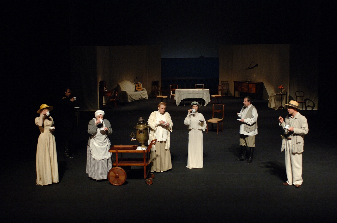 Małgorzata Kożuchowska (Borodina), Paweł Paprocki (Sjejkin), Barbara Horowianka (Batiuszkowa), Anna Seniuk (Czelcowa), Jolanta Fraszyńska (Swietłowa), Janusz Gajos (Czelcow), Jan Frycz (Zachedrynski). Fot. Stefan Okołowicz