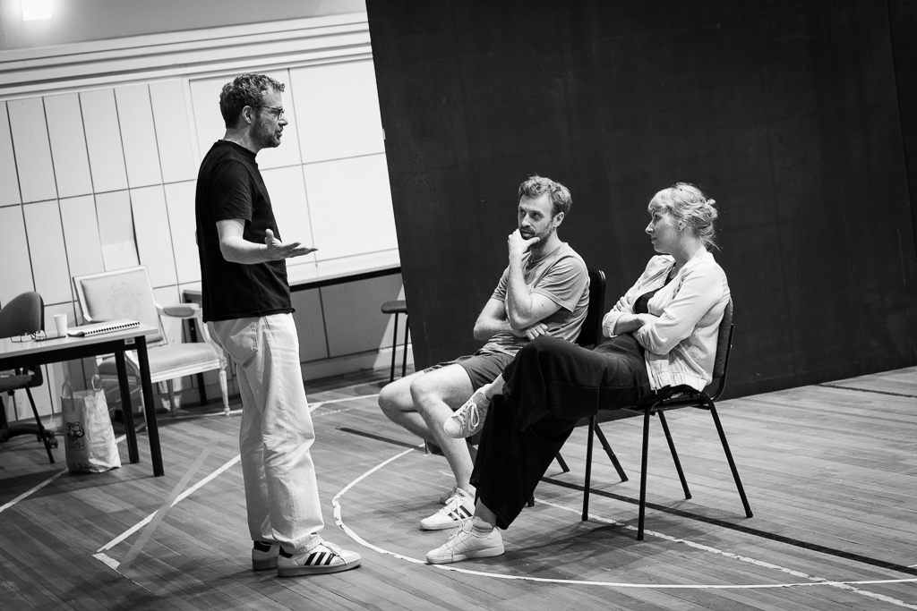 Próby ZAĆMIENIA W DWÓCH AKTACH: Grzegorz Małecki (reżyser), Mateusz Rusin, Anna Lobedan. Fot. Marta Ankiersztejn 