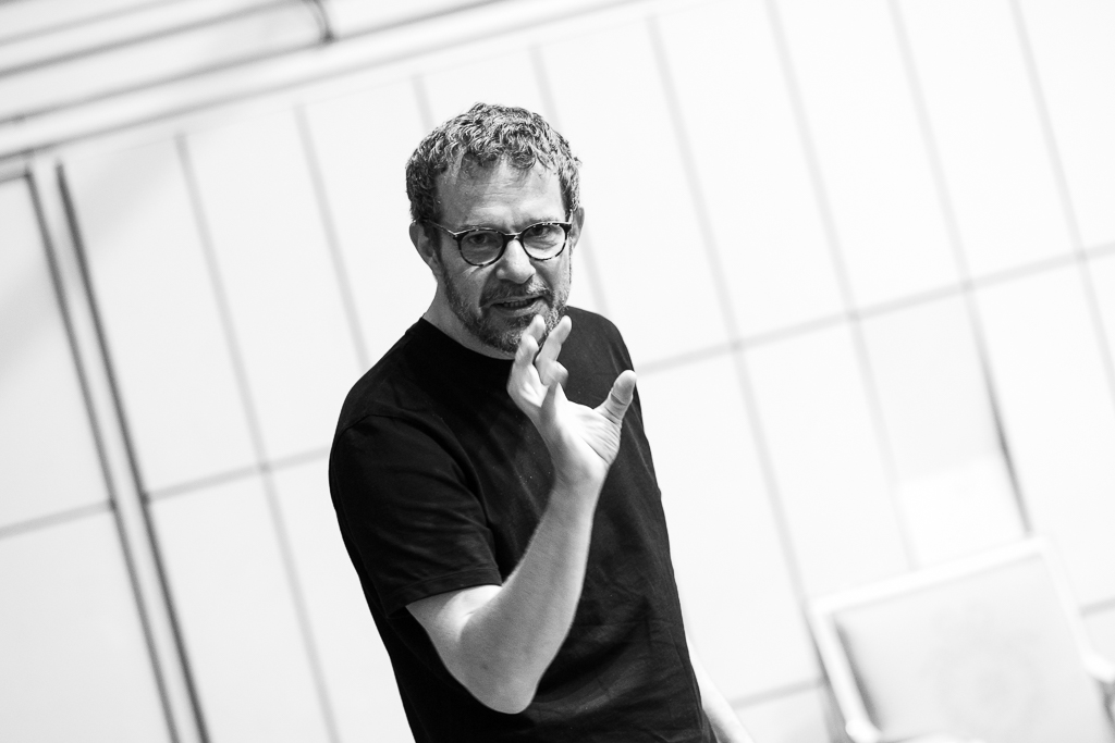 Próby ZAĆMIENIA W DWÓCH AKTACH: Grzegorz Małecki (reżyser). Fot. Marta Ankiersztejn 